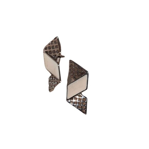 Vintage Cream & Silver Zig Zag Geometric Stud Earrings - Picture 4 of 7